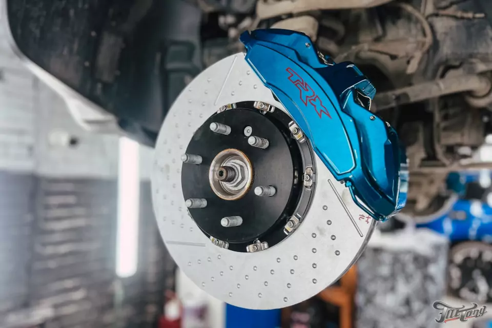 Установили усиленную тормозную систему Brembo и задний стабилизатор поперечной устойчивости на RAM TRX. Окрасили суппорта с логотипами